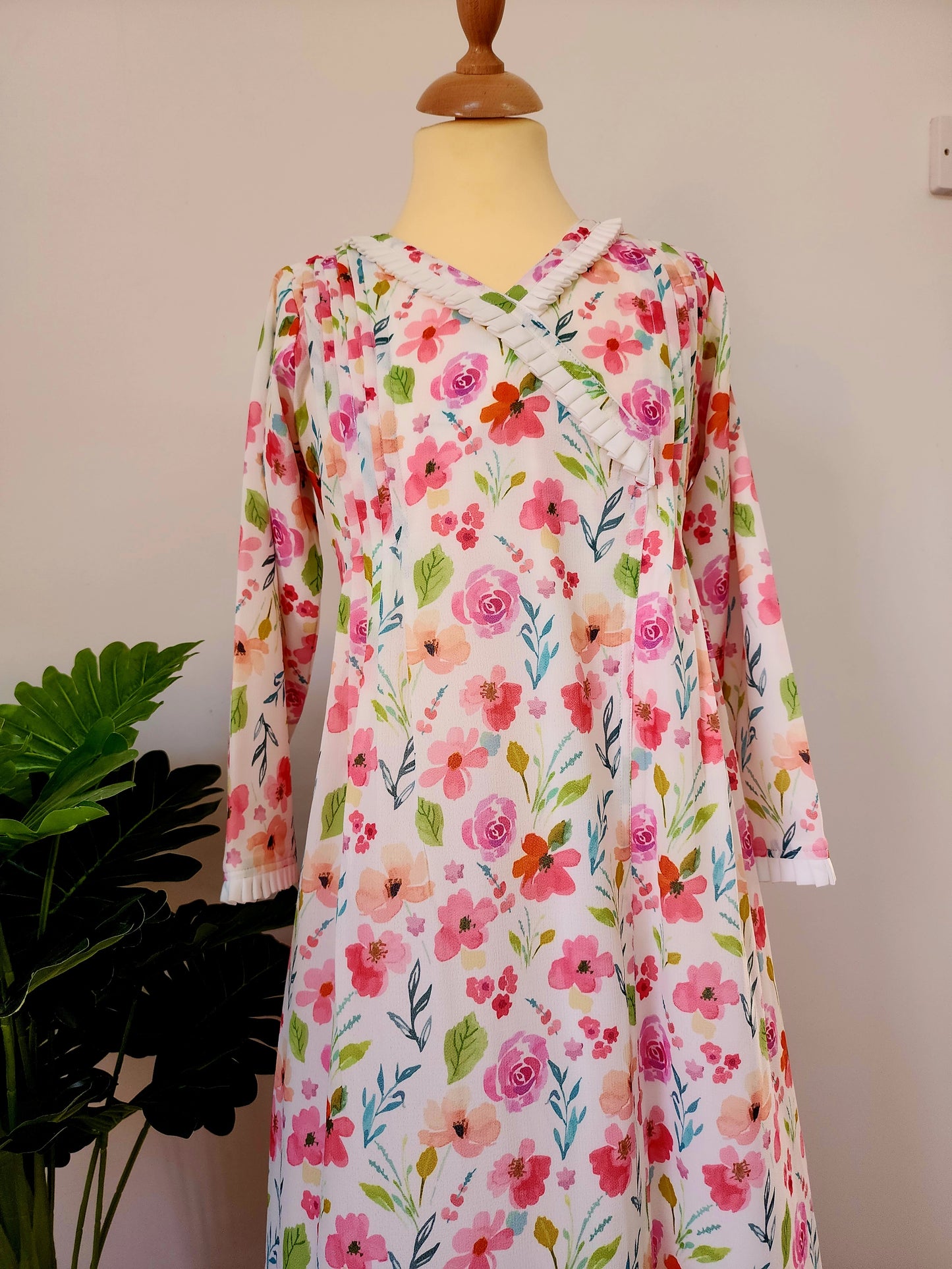جلابية سندريلا بخلفية بيضاء وحقل الورد🌸🌼
