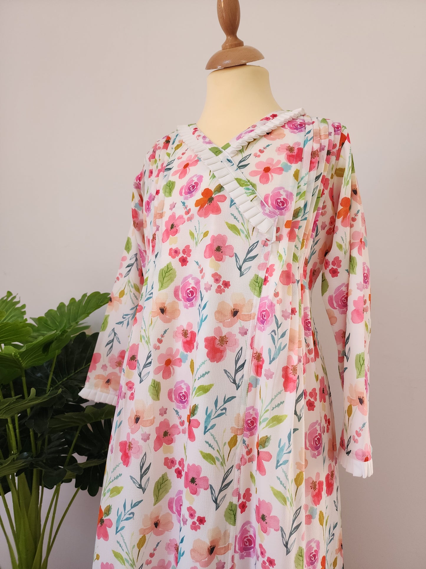 جلابية سندريلا بخلفية بيضاء وحقل الورد🌸🌼